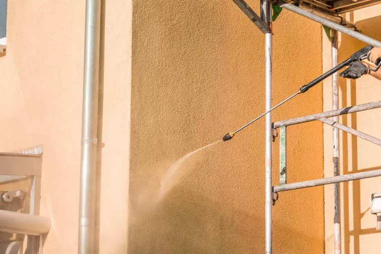 Quels produits utiliser pour nettoyer un mur en crépi noirci ?, Auch, Façade Festi-Max