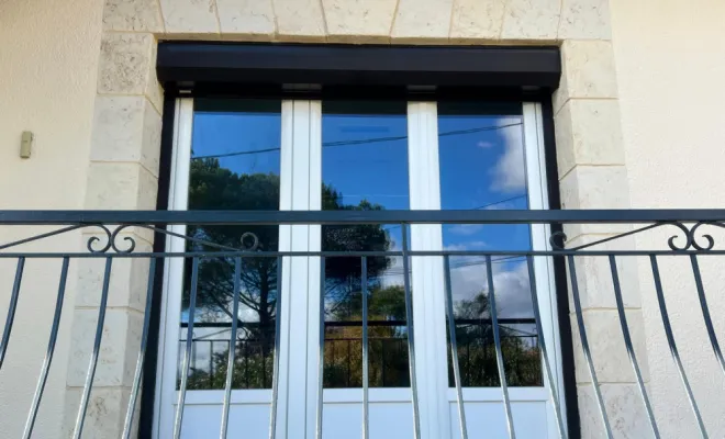 Finition imitation pierre pour encadrement de garage et porte fenêtre à Montaut, Auch, Façade Festi-Max