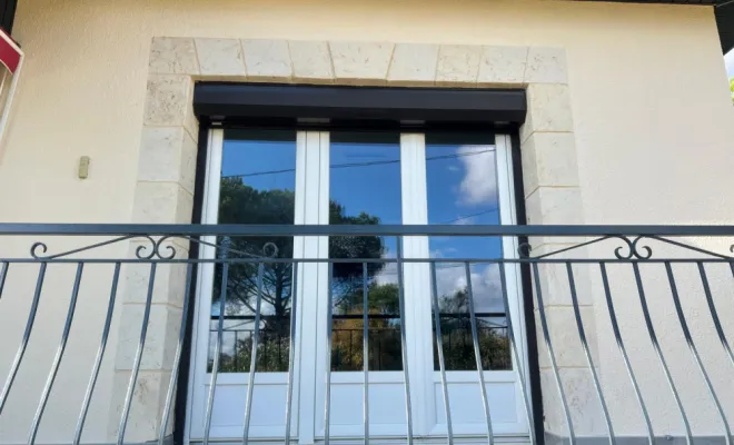 Finition imitation pierre pour encadrement de garage et porte fenêtre à Montaut, Auch, Façade Festi-Max